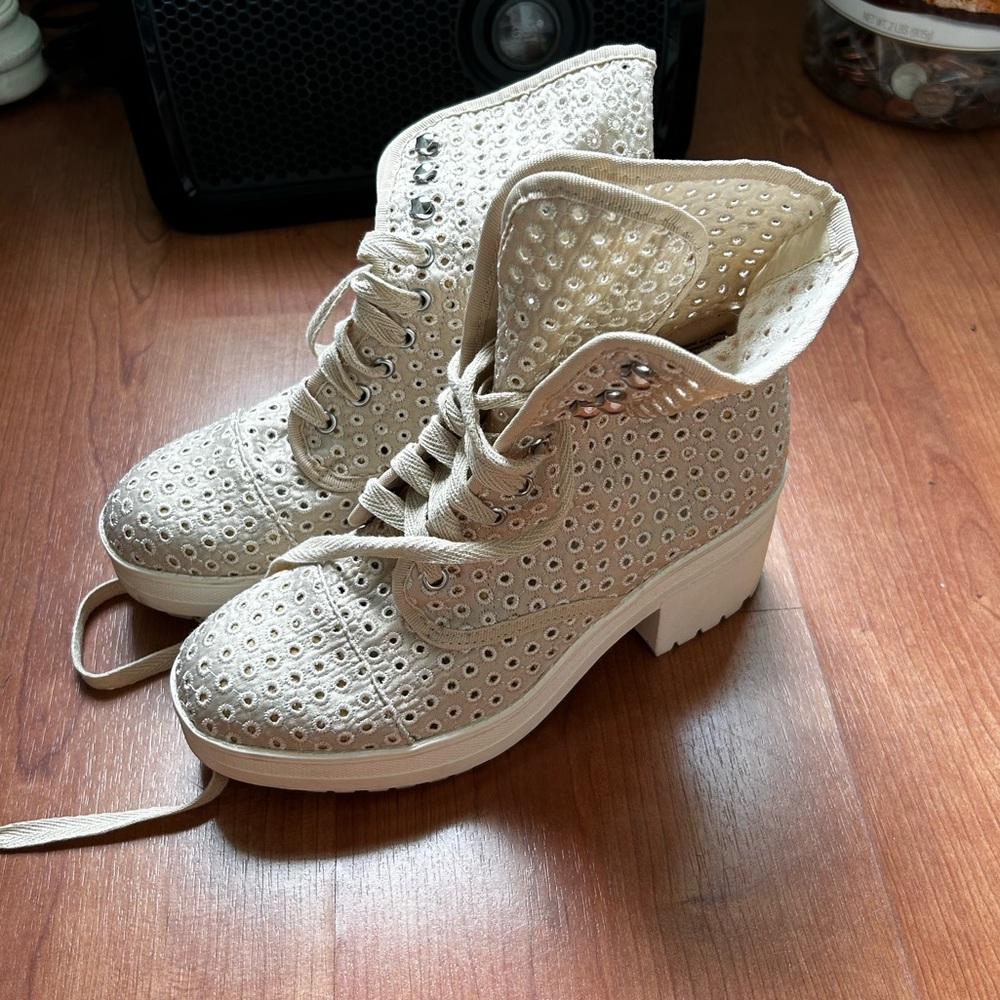 Eyelet combat boots